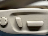 【パワーシート】電動でシートポジションの変更が可能です。手動式より細かくシート設定が可能ですのでより快適な姿勢でドライブを楽しんで頂けるでしょう。