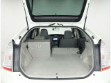 便利な6:4分割可倒式シートです。収納と乗車人数のバランスに優れています♪荷物の大きさに応じたラゲージスペースをフレキシブルに作り出せるので、シーンに応じた使い方ができます♪