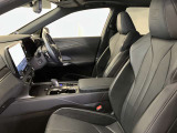 FSPORT専用本革スポーツシート。快適で操作性の良い運転の基本は、シートポジションです。