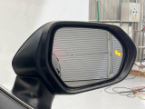【ブラインドスポットモニター】走行中、ドアミラーの死角になりやすい箇所に後続車が接近するとサイドミラーのレンズに警告を表示!ドライバーに注意喚起をしてくれます。