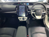 運転席周りのレイアウトをご覧ください。ナビゲーションが綺麗に装着されすっきり収まってますね!
