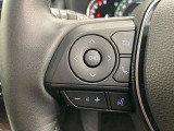 運転中、オーディオの操作をしてて、ハッとしたことはありませんか?ステアリングスイッチは、運転中でもハンドルでオーディオの操作が可能です。安全なドライブをサポートします。