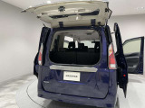 デュアルバックドア!バックドアの約半分のスペースがあれば荷物の出し入れができます