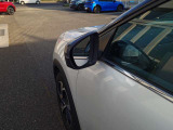 サイドミラーには後方のお車をおしらせ機能も!