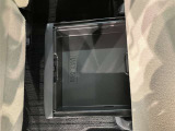 助手席の座面下に設けられた隠れ収納スペースで、車種によっては引き出し式やボックス型になっています。普段は見えない位置にあるため、車内をスッキリ保ちながら、ちょっとした荷物を安全にしまえる便利な機能