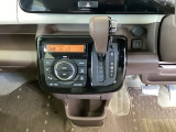 足元スッキリ、インパネシフトです。パーキングブレーキはフットブレーキタイプなので、運転席と助手席の間がスッキリしています。