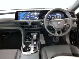 運転席は見やすく整理され、ナビも美しく装着され操作性にも優れています!