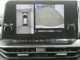 全周囲カメラで、クルマを上空から見下ろしているかのような映像を映し出します。周囲の状況がひと目でわかります!