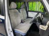 運転席まわりには十分なスペースがあり、大柄な方でもゆったり運転していただける環境です。