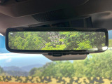【スマートリヤビューミラー】後席の大きな荷物や同乗者で後方が確認しづらい時でも安心!カメラが撮影した車両後方の映像をルームミラー内に表示。クリアな視界で状況の確認が可能です!