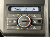 オートエアコンは温度を設定するだけで、自動で風量などを設定してくれます。運転しながら操作も必要ないので、安全性も向上します。