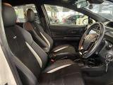 運転席の画像です。足元やシートまわりに余裕があり、リラックスした姿勢で運転が可能です。視界も良好で操作系へのアクセスもしやすく、快適で安心感のあるドライブをサポートします。