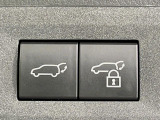 【パワーバックドア】スマートキーや運転席のボタンを押すだけでリアゲートが自動で開閉します!荷物を持っている時や、高い位置にあるバックドアを閉める際に便利な機能です♪