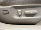 【パワーシート】電動でシートポジションの変更が可能です。手動式より細かくシート設定が可能ですのでより快適な姿勢でドライブを楽しんで頂けるでしょう。