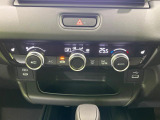 【オートエアコン】一度お好みの温度に設定すれば、車内の温度を検知し風量や温度を自動で調整。暑い&hellip;寒い&hellip;と何度もスイッチ操作をする必要はありません。快適な車内空間には必須の機能ですね♪