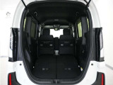 2列目シートを倒すことで、大変広いラゲッジスペースとなります。大きな荷物を積んだりと様々な用途にご利用いただけます。