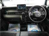 運転にかかわる様々な操作を安全に行えるように視点移動が少なく、操作性に配慮されたスイッチ類が凝縮されたコクピットです。