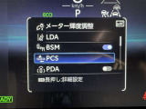 レーンディパーチャーアラートとは車線または走路からの逸脱の可能性を警告すると共に、車線または走路からの逸脱を避けるためのハンドル操作の一部を支援する機能です。詳細は販売店スタッフまでおたずねください。
