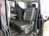 当店では専任のメカニックが大切なお客様のお車を一台一台丁寧に整備いたします。自社認証工場にてリフトアップし下回りまでキッチリ検査いたします。