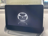 【8インチマツダコネクト】車内の雰囲気にマッチした大型のディスプレイ。スマホ接続でのナビ使用やBluetooth再生等、様々な機能が楽しめます。直感的なダイヤル操作が可能で、使い勝手も良好です。