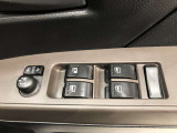パワーウィンドのスイッチです。運転席に座りながら、助手席や後席の窓を開け閉めできるので大変便利ですよ。