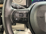 ステアリングにオーディオ操作スイッチが付いています。オーディオ画面に直接タッチしなくても操作が出来ますので、運転に集中できます。