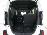 2列目シートは左右独立で倒すことができます。3人乗車状態でより多くの荷物を積むことができます。