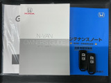 スマートキーは鍵をバッグに入れたままでもドアロックの開閉やエンジンのON・OFFができます。夜間や雨の日も鍵を探さなくて良いので便利です。