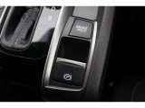 電子制御パーキングブレーキ。ブレーキホールドをONにすれば、ブレーキペダルから足を離しても、停車状態が続きます。アクセルを踏めばブレーキが自動で解除され、発進が可能。信号待ちの間などに便利な機能です