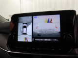 カラーバックガイドモニター装着車は後退時の強い味方です。車庫入れや縦列駐車の際、後退操作の参考になるガイドラインをナビ画面に表示します。後退時には直接後方を確認してくださいね。