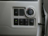 スマートキーを携帯していればキーを取り出さずにドアを施錠&解錠。クルマの始動も可能です。