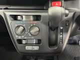 エアコンはダイヤルを回すだけで温度と風量調節ができるので暑い夏や寒い冬も車内快適です♪