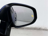 隣車線を走る車両をレーダーで検知し、ドアミラーでは確認しにくい後側方エリアに存在する車両に加え、急接近してくる車両も検知します。車両を検知するとドアミラーに搭載されたLEDインジケーターが点灯します。