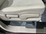 シートハイトアジャスターが付いているので運転姿勢を調整するのに便利ですね。身長に合ったシートポジションは安全運転や疲労軽減にもつながります。