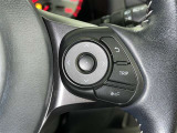 ステアリングスイッチ付き。前方から目を離すことなく操作することが可能です。