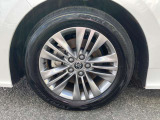 純正のアルミホイールです!お車に合ったデザインのホイールになっています!