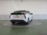 高級車の定番「ダブルウィッシュボーン式」のリヤサスペンションを採用。質感に優れた、心地よい乗車感を実現しています。