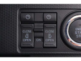 電動スライドドアのスイッチです。車内からもスイッチひとつでラクにドアの開閉できますよ♪