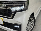 【LEDヘッドライト】悪天候や夜間走行時も良好な視界を確保し安心して運転できる高輝度LEDヘッドライトを装備!点灯速度が早く、消費電力も抑えられています。