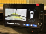 リバースギアに入れるだけで後方の表示へ切り替わります。夜間や雨の日の駐車も楽になりますよ。