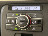 【オートエアコン】一度お好みの温度に設定すれば、車内の温度を検知し風量や温度を自動で調整。暑い&hellip;寒い&hellip;と何度もスイッチ操作をする必要はありません。快適な車内空間には必須の機能ですね♪