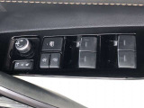 パワーウィンドのスイッチです。運転席に座りながら、助手席や後席の窓を開け閉めできるので大変便利ですよ。