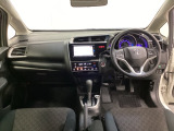 車内は光触媒抗菌消臭施工済です。インパネ周りはスタイリッシュなデザインです。グローブボックスやカップホルダーのほかにトレーなどたくさんの収納スペースが付いています。