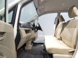 【手入れ済みの運転席】体を優しく支えるシート。よく手を触れるハンドル周辺などは適度な清掃を施しており快適に運転できます。