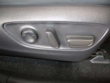 パワーシート搭載。微妙な調整が手軽にでき、ピッタリのポジションで運転することが可能です。