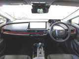 室内は、圧迫感の少ない広々とした空間と運転に集中できるコックピットを両立。