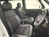 女性でも運転がしやすいように、シートの高さ調整機能(シートリフター)がついています。運転席と助手席の間が空いている為、助手席側への移動がスムーズです。