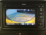 後方確認はお任せ! リアカメラ装備でバック駐車をサポートします。