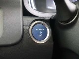 【スマートキー】を車の中に持ち込んでブレーキを踏みボタンを押すとだけでエンジンスタート!キーを取り出し刺したり・回したりが無くとても便利です☆