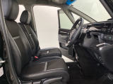 女性でも運転がしやすいように、シートの高さ調整機能(シートリフター)がついています。広い足元にゆったり座れるシートには肘掛も装備しており長距離の運転でも疲れにくいシートです。